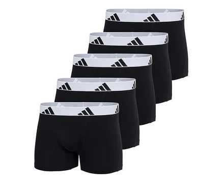 Öt fekete adidas Active Flex Cotton boxeralsó fehér derékpánttal és fekete adidas logókkal, átlósan elrendezve.