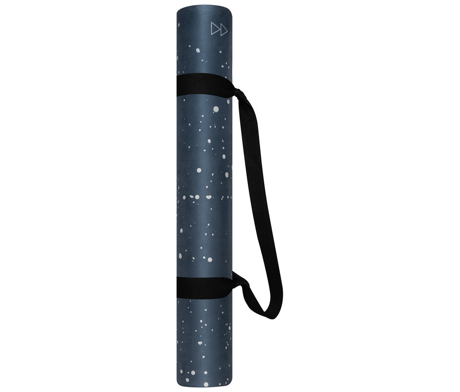 Egy feltekert kék jógaszőnyeg fehér pöttyös mintával és fekete hordozópánttal.