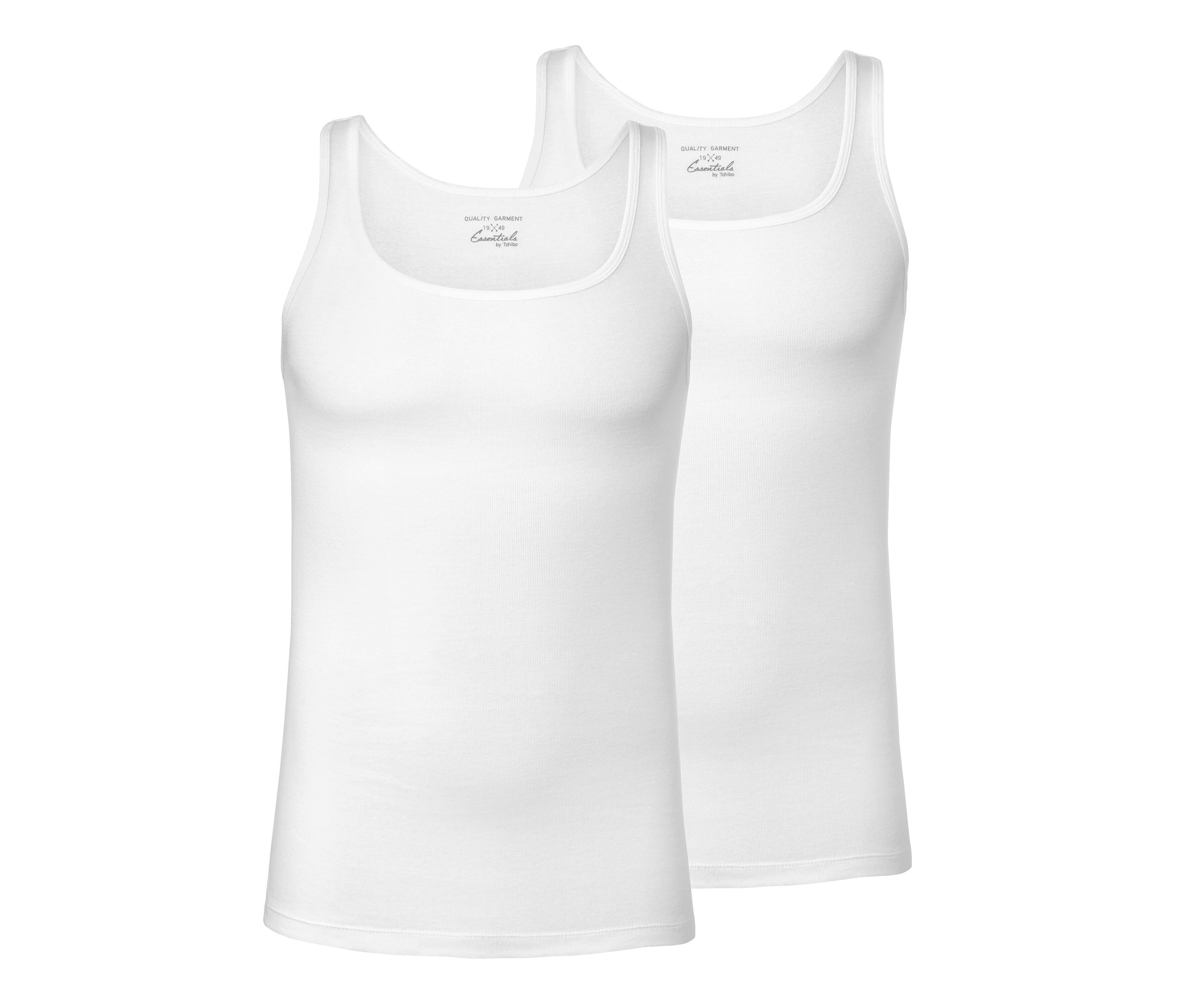 Két fehér, bordázott férfi trikó.