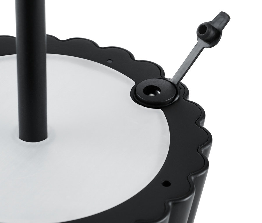 Egy akkus LED asztali lámpa részlete.