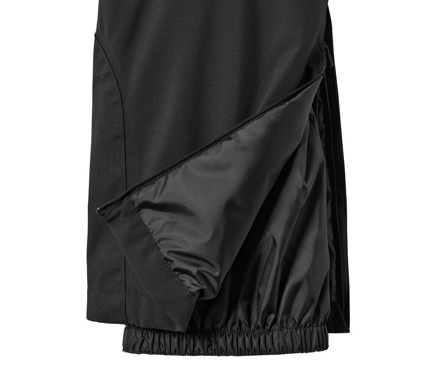 Egy fekete női sínadrág részlete cipzárral a lábszárán.