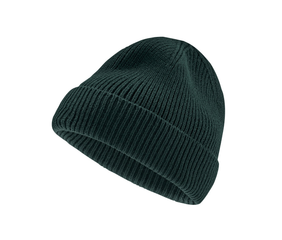 Egy sötétzöld kötött sapka közelről.