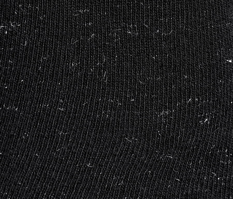 Közeli kép egy fekete kötött harisnyáról (2 pár).