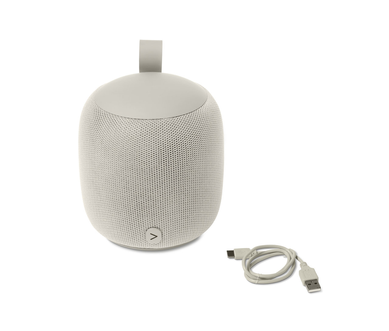 Egy szürke, M méretű Fabric Bluetooth® hangszóró egy töltőkábellel.