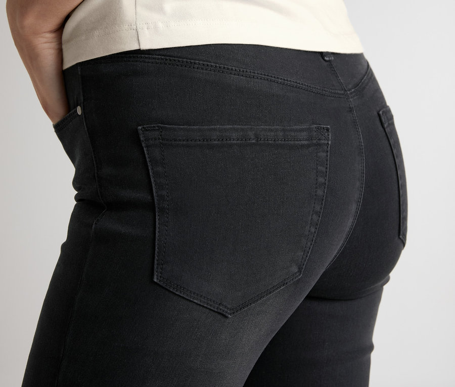 Nő közelről skinny farmerben.
