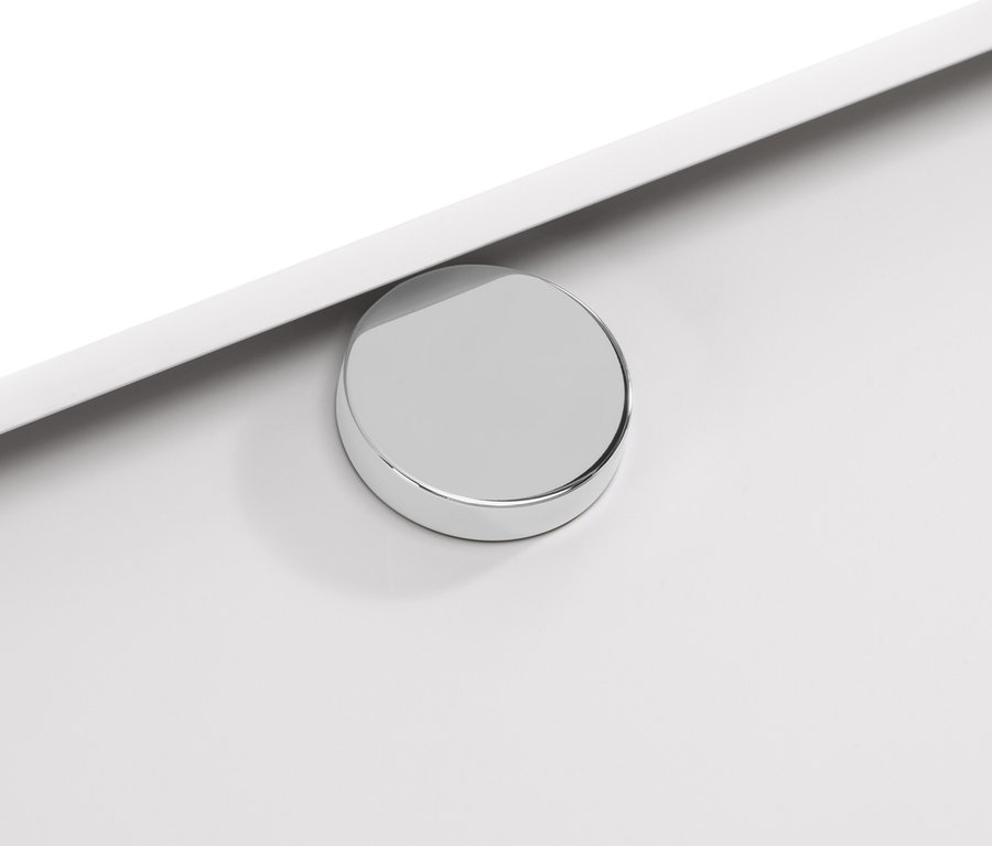 Egy fehér »CN3« fém komód részlete, kerek, ezüst színű fogantyúval.