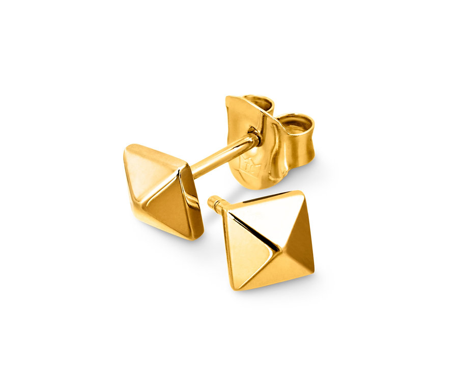 Közelkép egy 925-ös ezüst fülbevalóról, piramis alakú, fehér háttérrel.