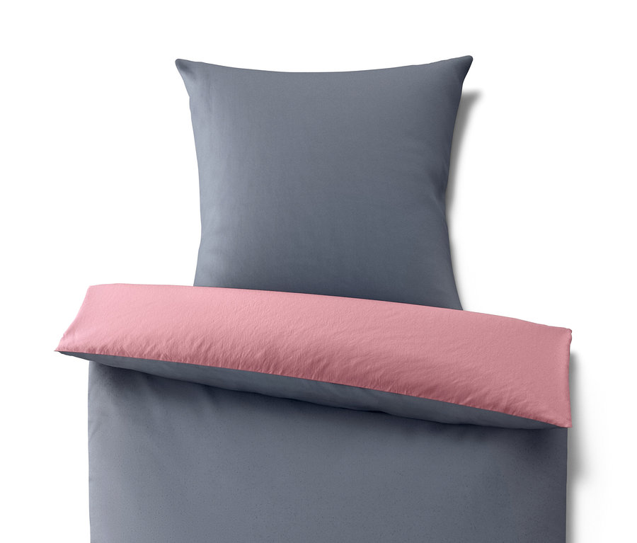 Szürke mikroszálas flanel ágynemű normál méretben, rózsaszín szegéllyel és párnával.