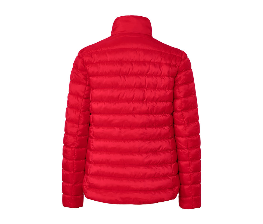 Egy piros női steppelt dzseki.