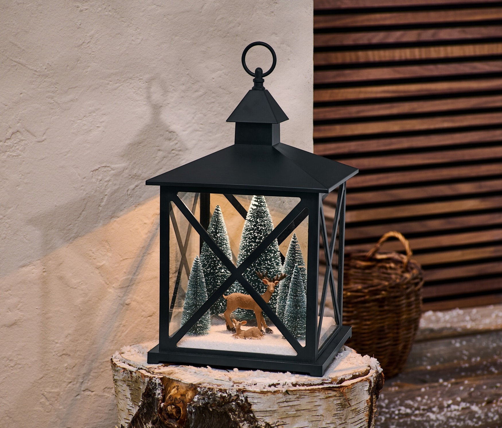 LED lámpás nyírfakéreg tönkön, belül fák és állatfigurák.