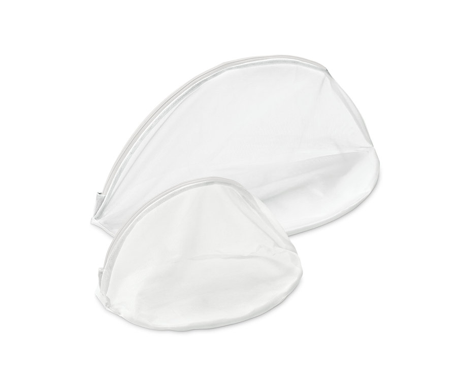 Két különböző méretű fehér mosóháló.