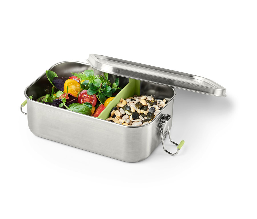 Nyitott nemesacél ételhordó doboz paradicsommal, salátával és magvakkal.