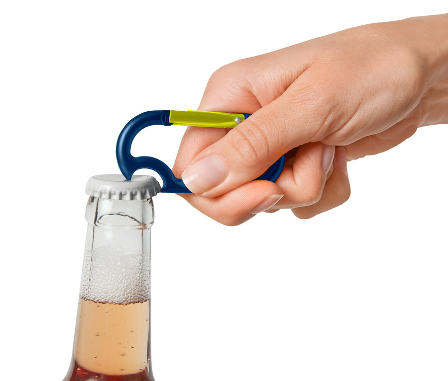 Egy kéz egy kék-sárga 4 alumínium karabinerrel üveget nyit.