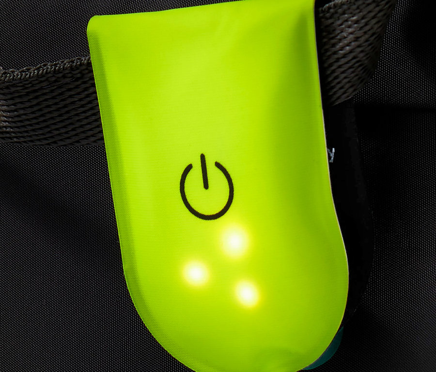 Zöld, 3 db-os mágneses LED lámpa egy pántra rögzítve.