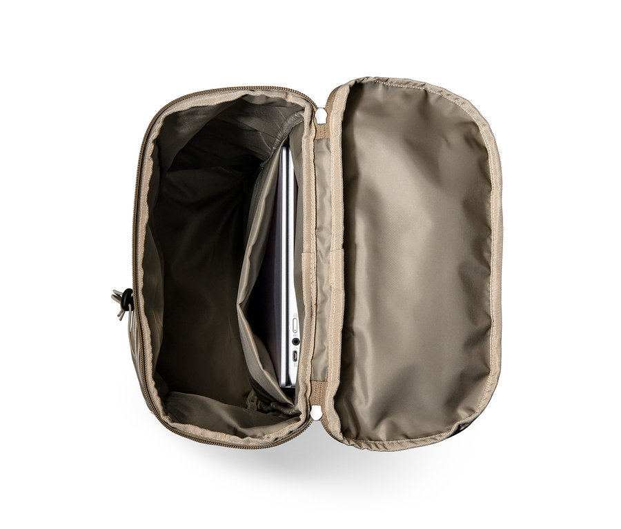 Nyitott túrahátizsák laptoppal a belsejében.