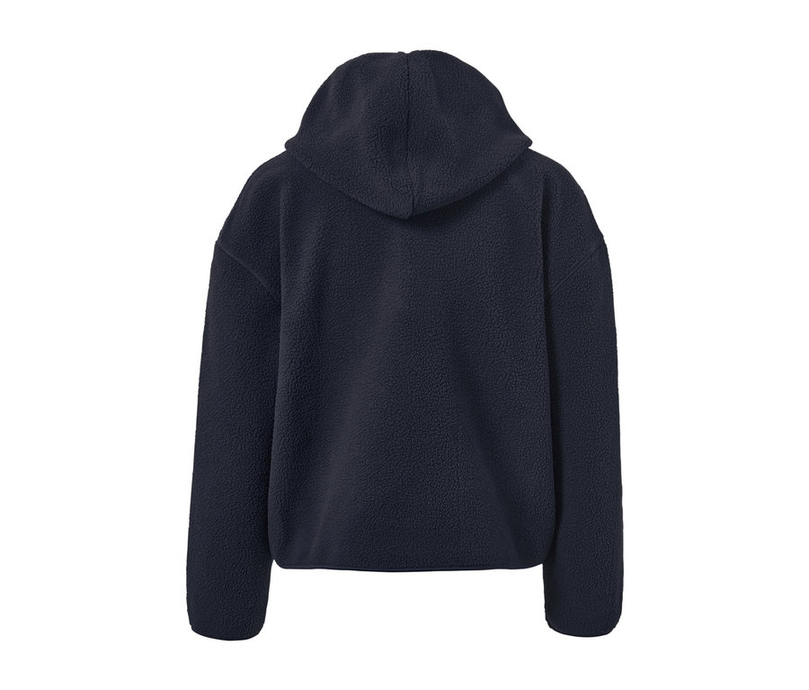 Egy sötétkék női kapucnis plüssfelső részlete.