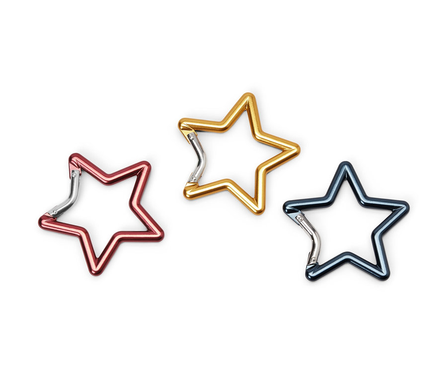 Három csillag alakú karabiner: piros, arany és kék.