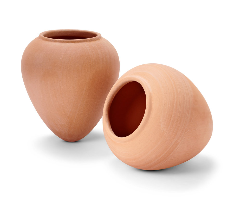 Két agyag vízadagoló.