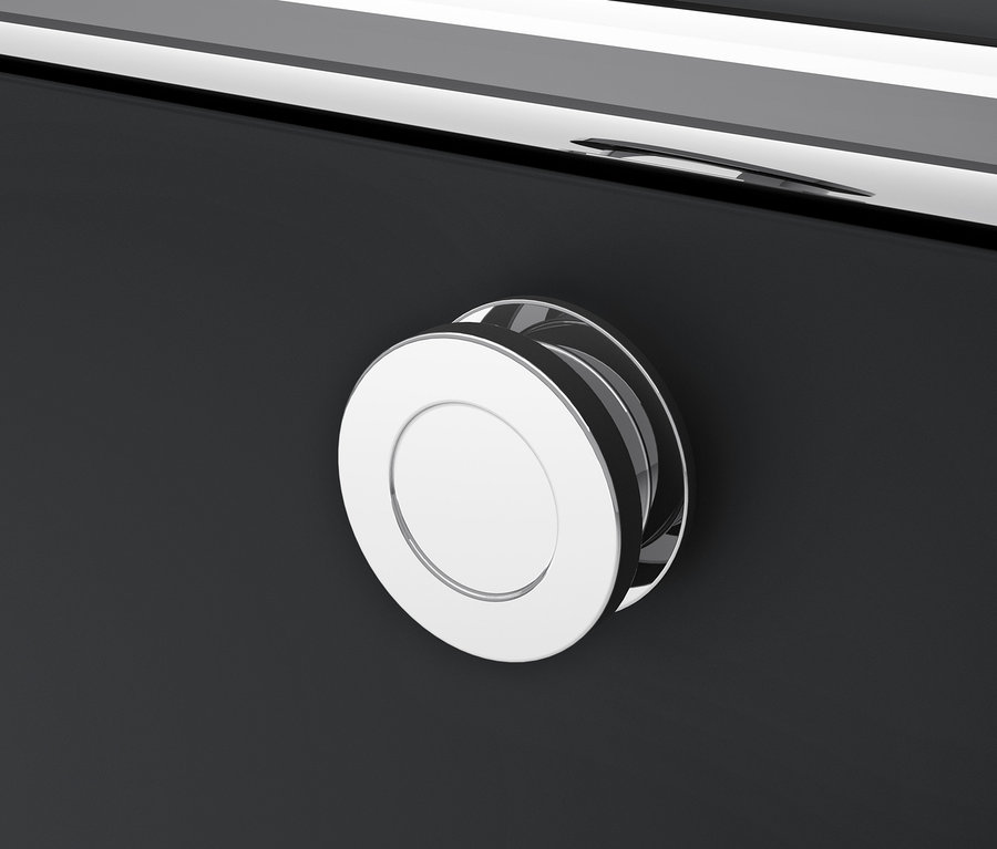 Egy fekete CN3 fém szekrény részlete kerek, ezüst fogantyúval.