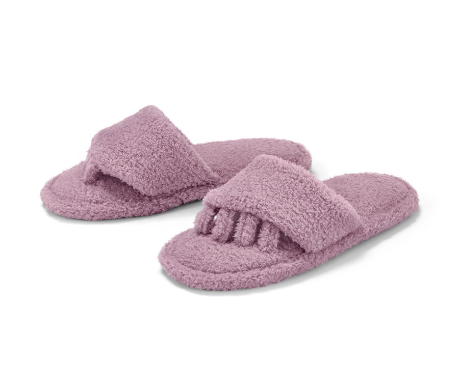 Két lila színű, frottír lábkörmlakkozó és pihentető papucs.