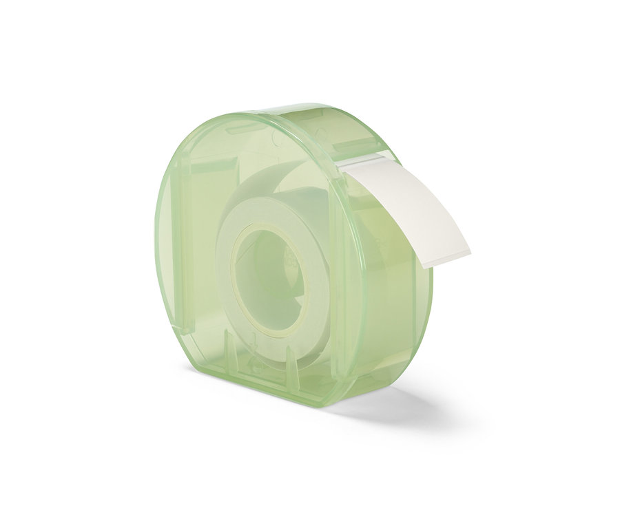 Átlátszó, világoszöld címkeadagoló fehér címkékkel.