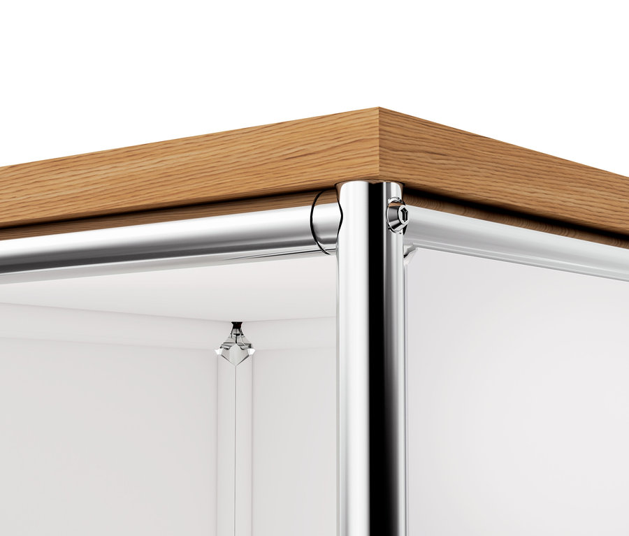 Egy keskeny, fehér »CN3« fém komód részlete fa tetőlappal és fém lábakkal.