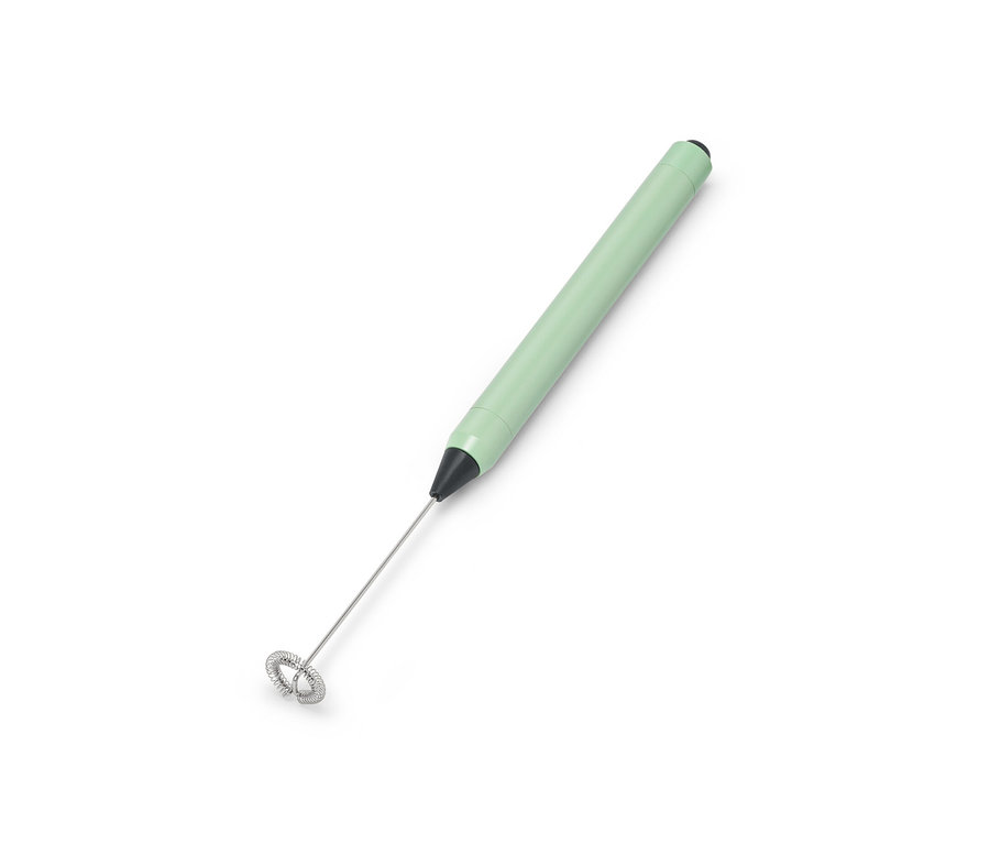 Zöld tejhabosító fehér háttérrel.