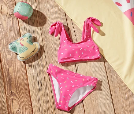 A fapadlón egy gyerekbikini, egy fagylaltos strandtörölköző és játékok találhatók.