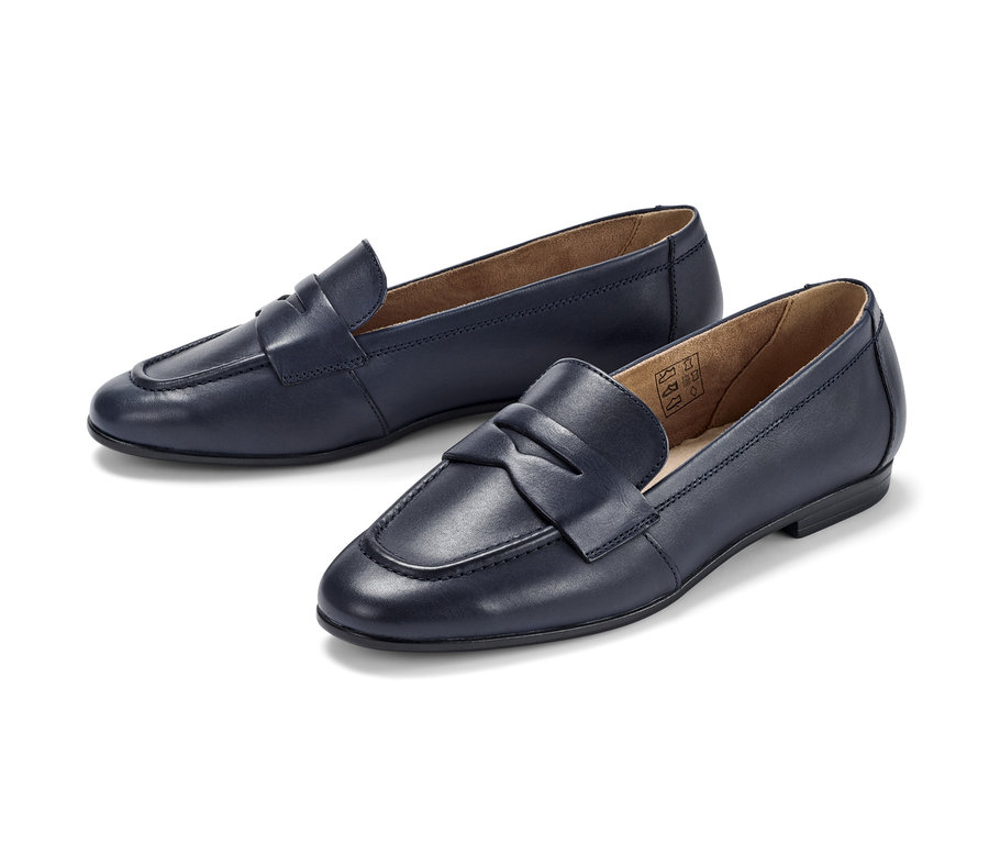 Két sötétkék női bőr mokaszin.