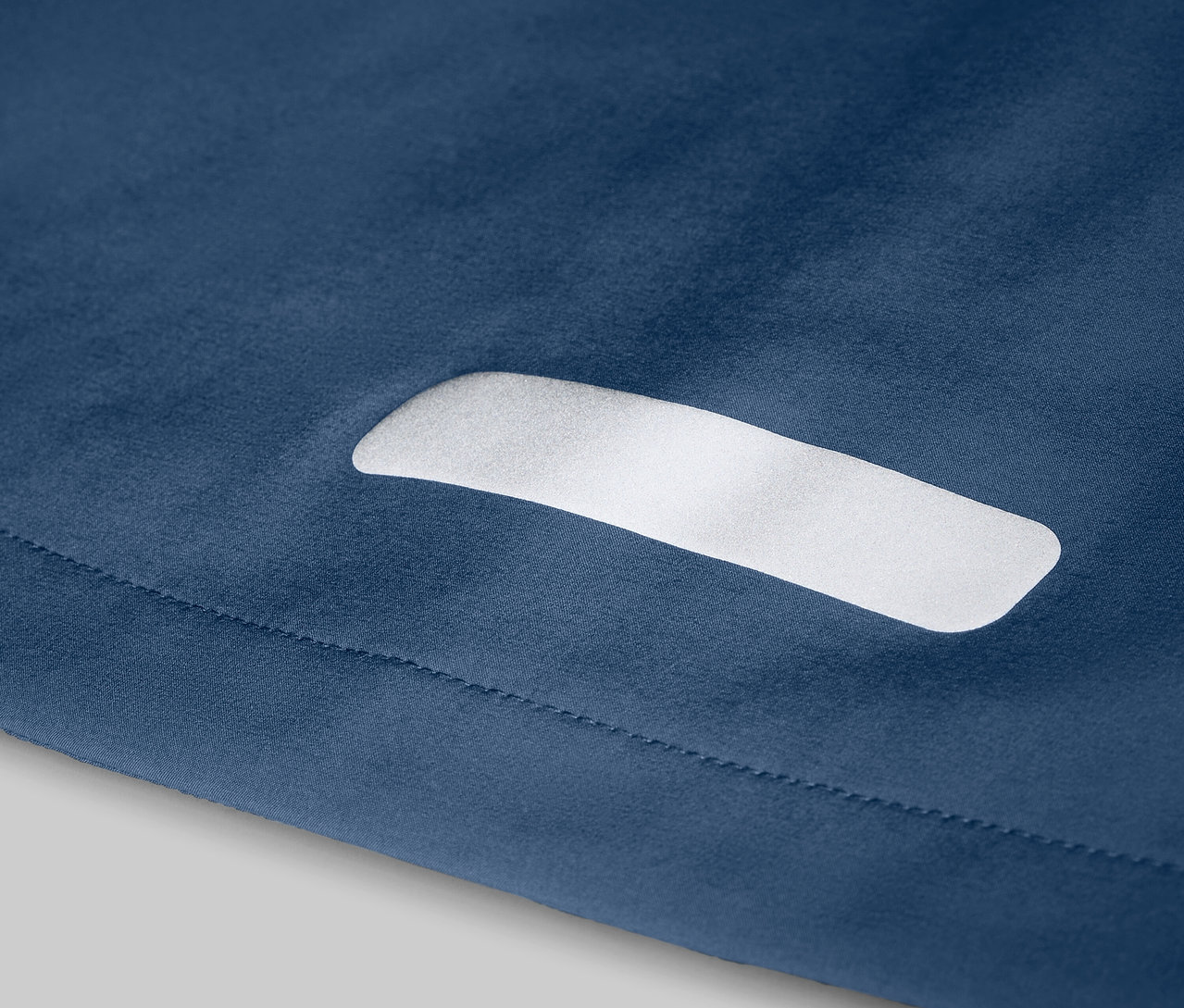 Részlet egy gyerek softshell kabátból, ami esőben színt vált.