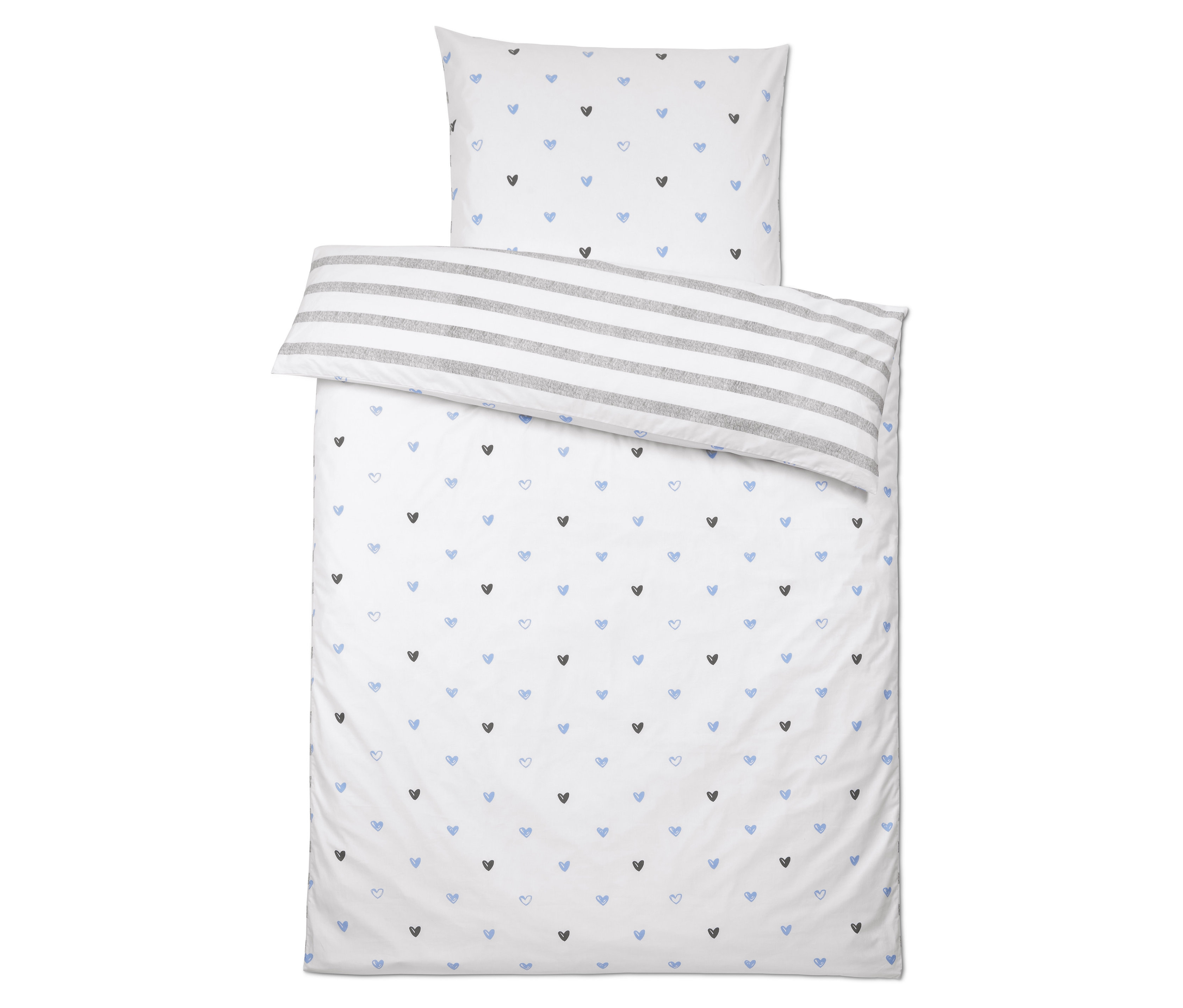 Fehér ágynemű kék és fekete szívekkel, valamint egy csíkos párna.
