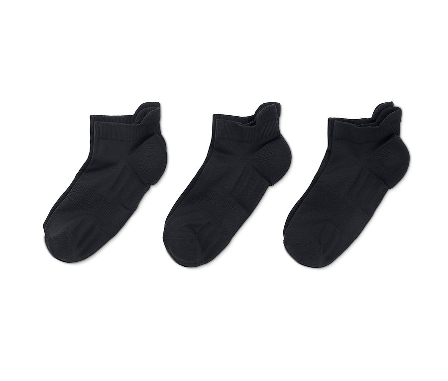 Három pár fekete, unisex profi futózokni fehér alapon.