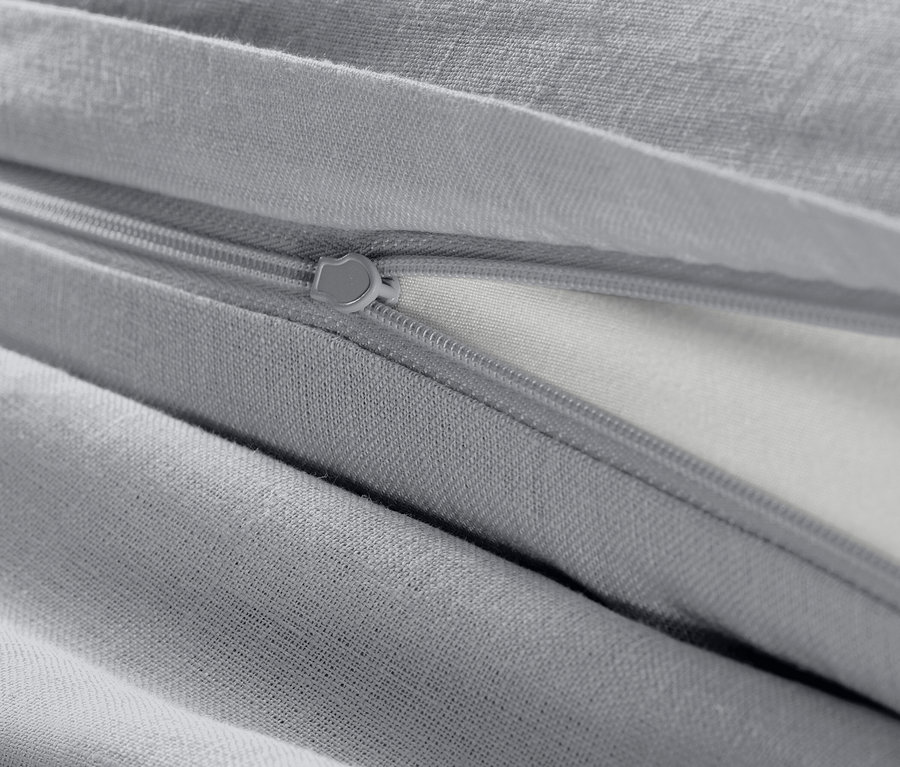 Szürke, extra méretű lenvászon ágynemű részlete cipzárral.