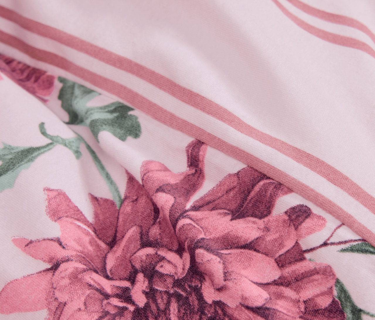 A Winterjersey-Bettwäsche, Normalgröße virágmintával és rózsaszín csíkokkal részletes felvétele.