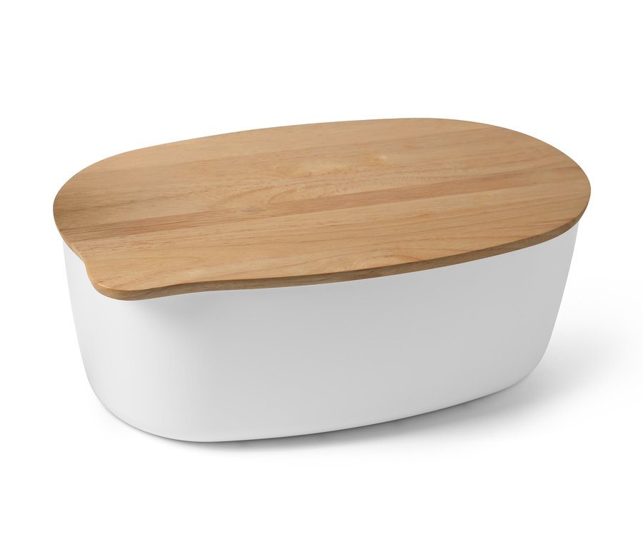 Egy fehér kenyértartó fa vágódeszkával.