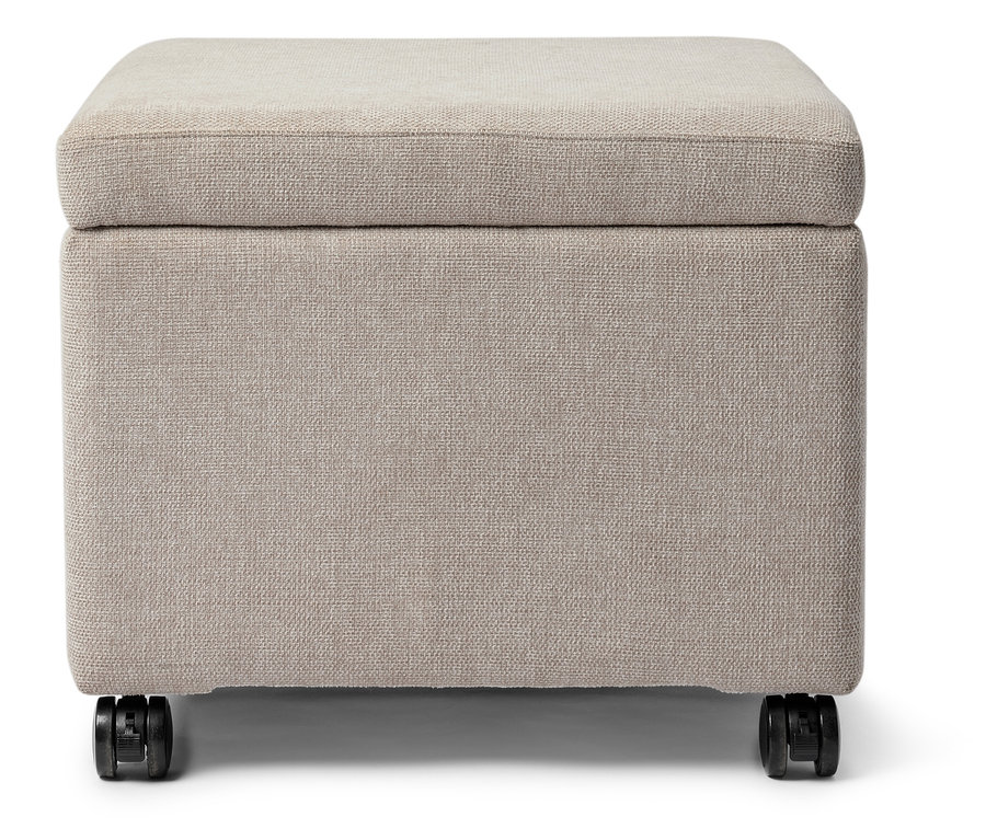 Egy bézs, négyzet alakú puff görgőkkel.