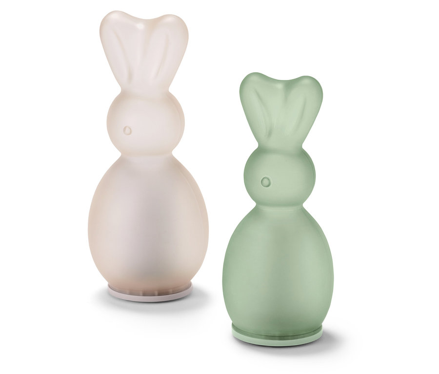 Két dekoratív nyuszi áll egymás mellett.