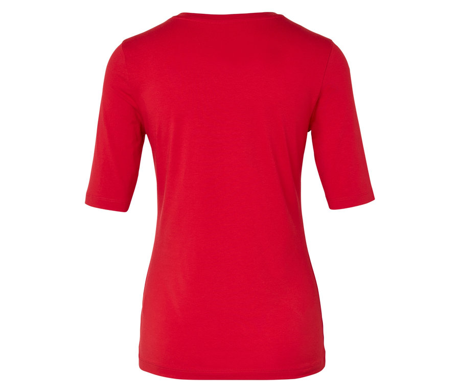 Hátulnézet egy rövid ujjú piros pólóról.