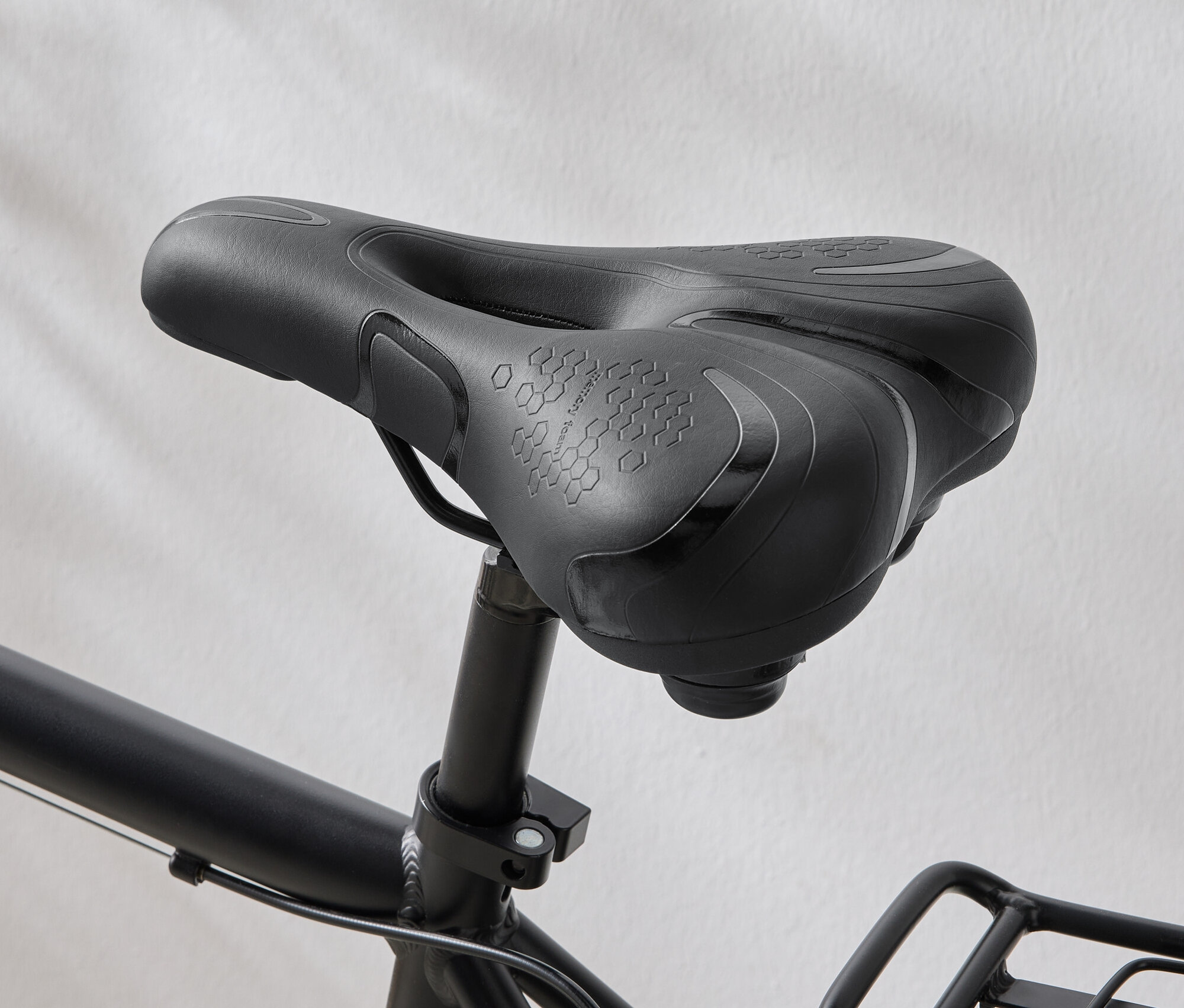 Egy fekete kerékpárülés közeli képe hatszög mintával az ülésen.