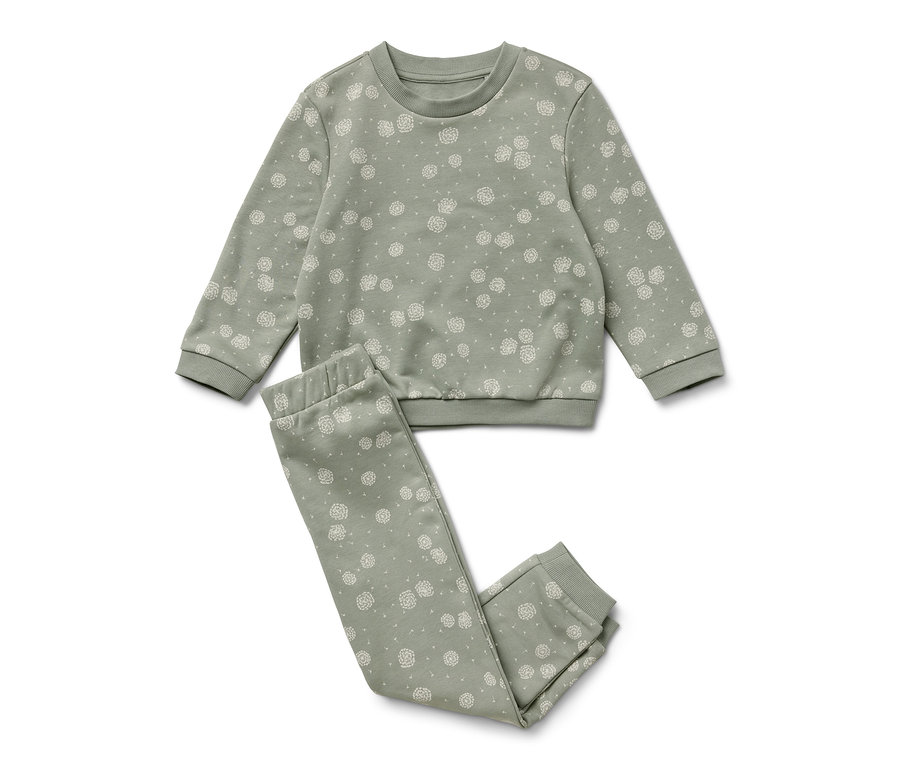 Zöld kétrészes szabadidő együttes fehér virágokkal.