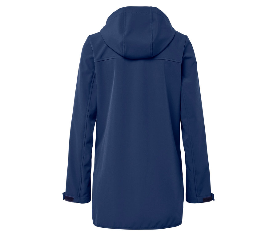 Hátulnézet egy sötétkék, kapucnis softshell kabátról.