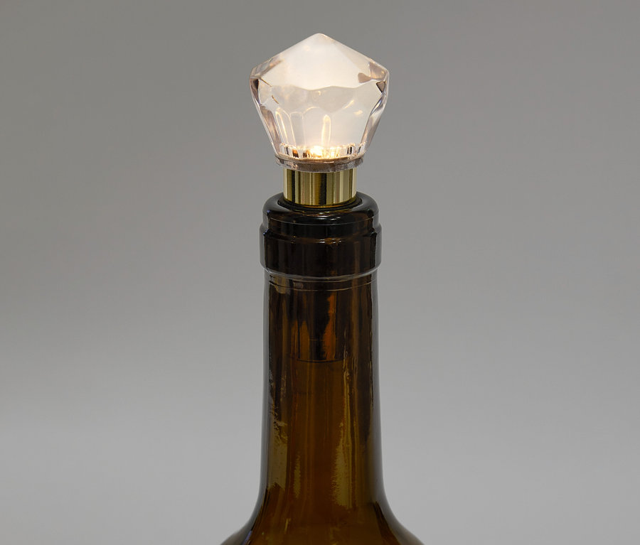 Barna üvegkristály dugóval.