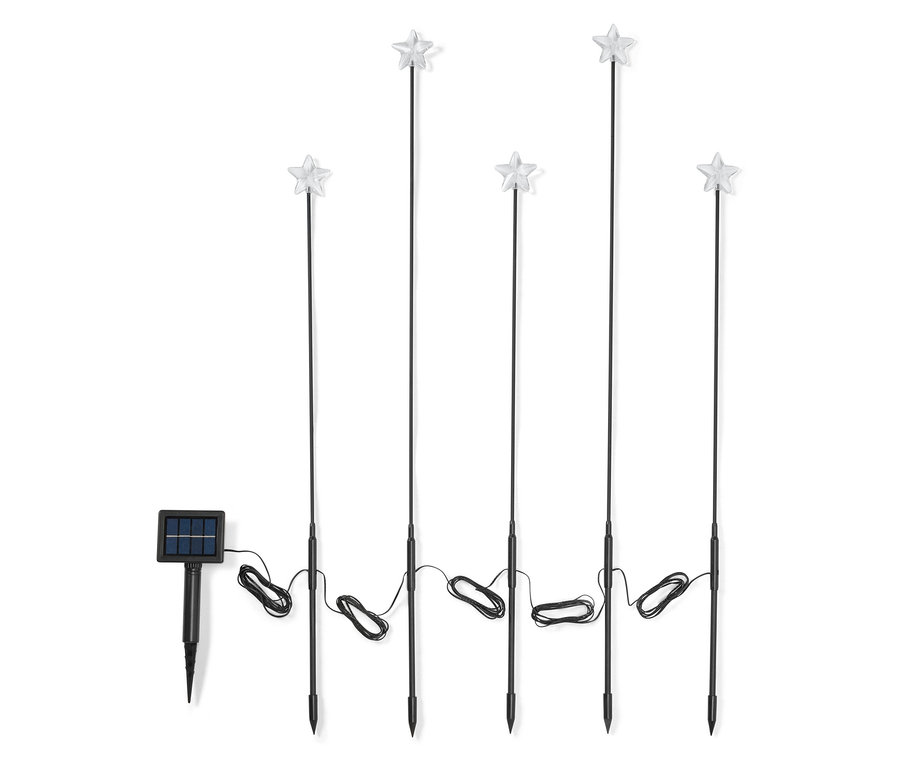 Öt fekete, csillag alakú napelemes lámpa, amelyet kábel köt össze.