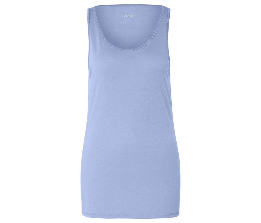 Egy világoskék atléta fehér háttérrel.