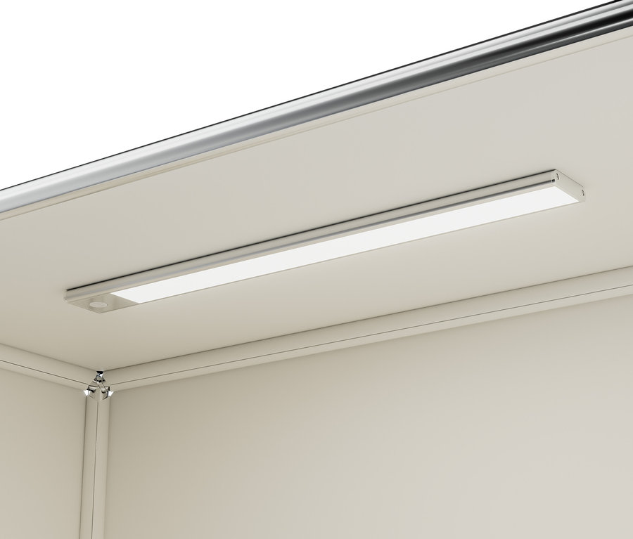 Egy szekrény belső világítása téglalap alakú LED-lámpával.