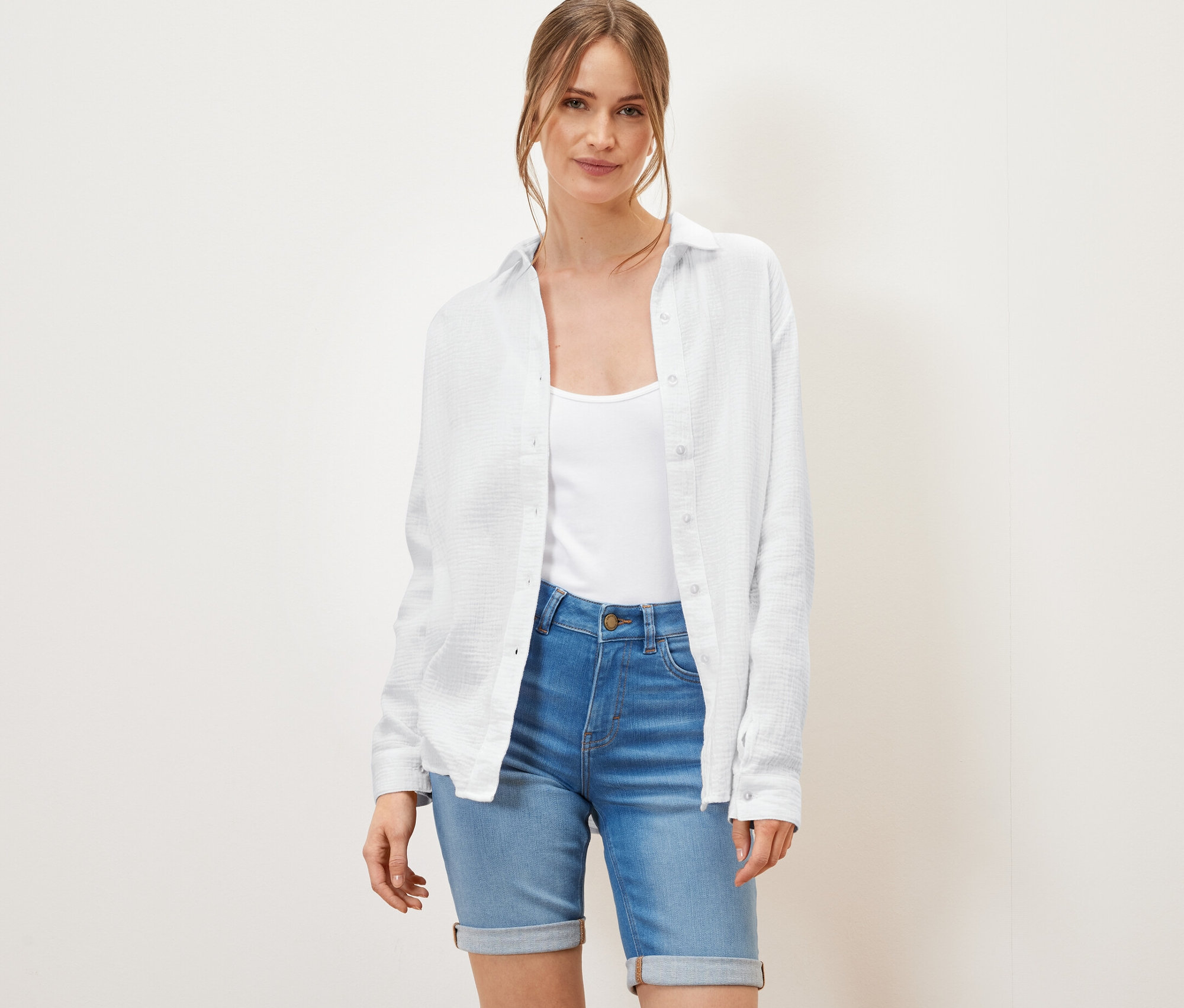 Nő visel egy fehér muszlinblúzt.