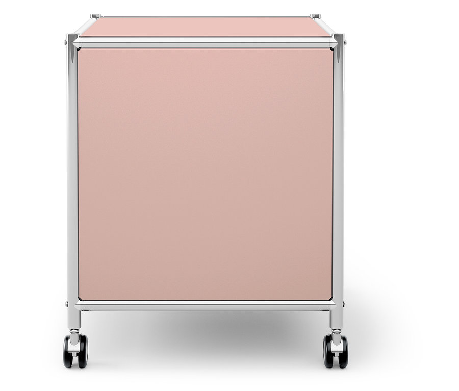 Rózsaszín tároló ezüst vázzal és kerekekkel.