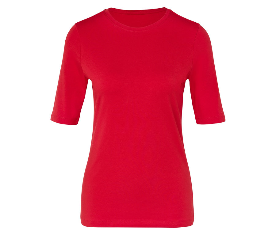 Piros, rövid ujjú póló.