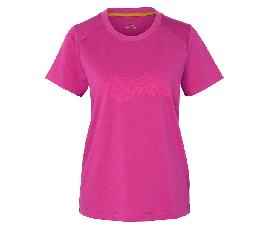 Rózsaszín póló hegyi motívummal, fehér háttérrel.