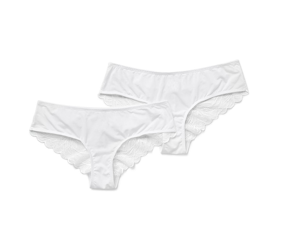 Két fehér, csipkés brazil alsó egymás mellett.